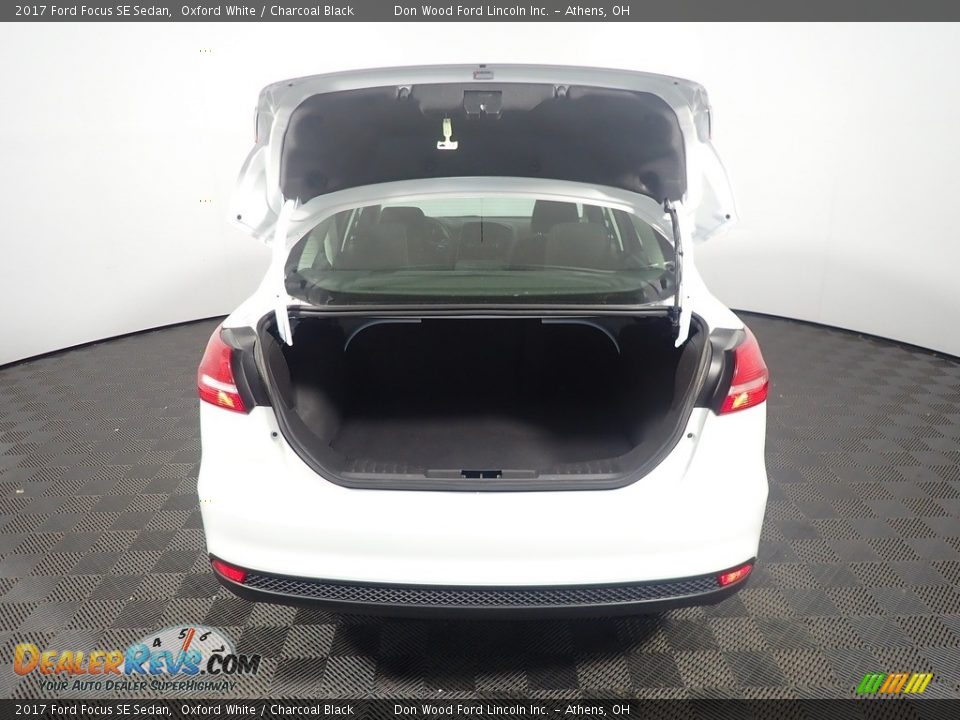 2017 Ford Focus SE Sedan Oxford White / Charcoal Black Photo #14
