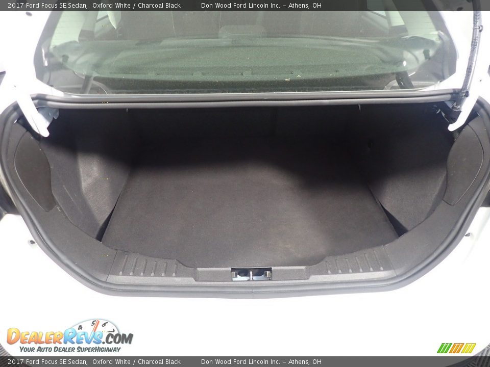 2017 Ford Focus SE Sedan Oxford White / Charcoal Black Photo #15