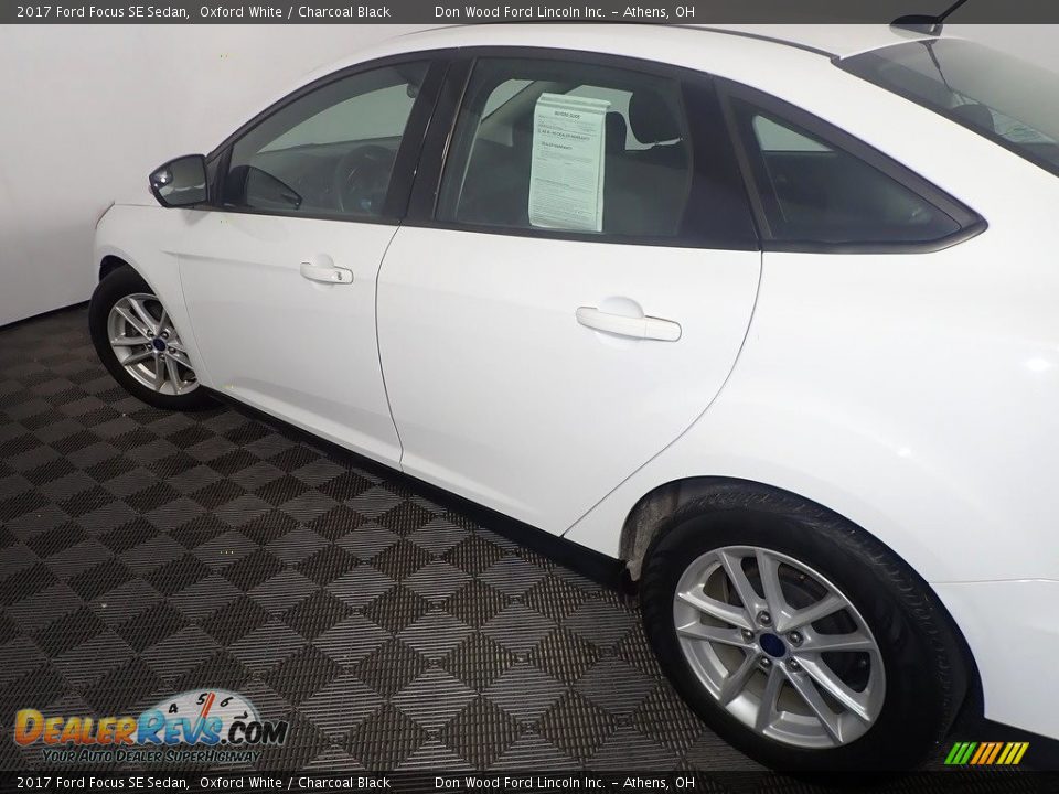 2017 Ford Focus SE Sedan Oxford White / Charcoal Black Photo #18