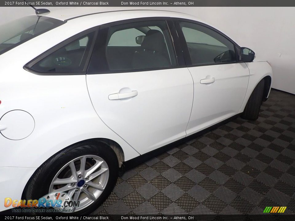 2017 Ford Focus SE Sedan Oxford White / Charcoal Black Photo #19