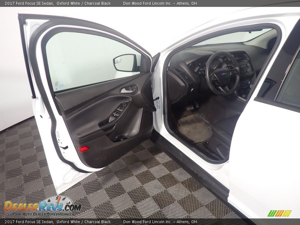 2017 Ford Focus SE Sedan Oxford White / Charcoal Black Photo #20