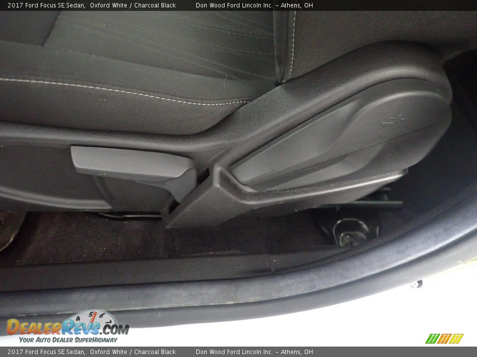 2017 Ford Focus SE Sedan Oxford White / Charcoal Black Photo #23