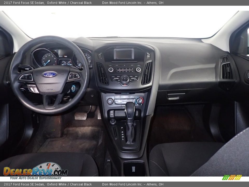 2017 Ford Focus SE Sedan Oxford White / Charcoal Black Photo #24