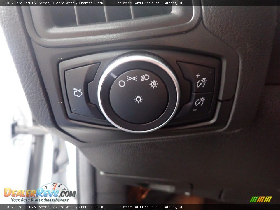 2017 Ford Focus SE Sedan Oxford White / Charcoal Black Photo #31