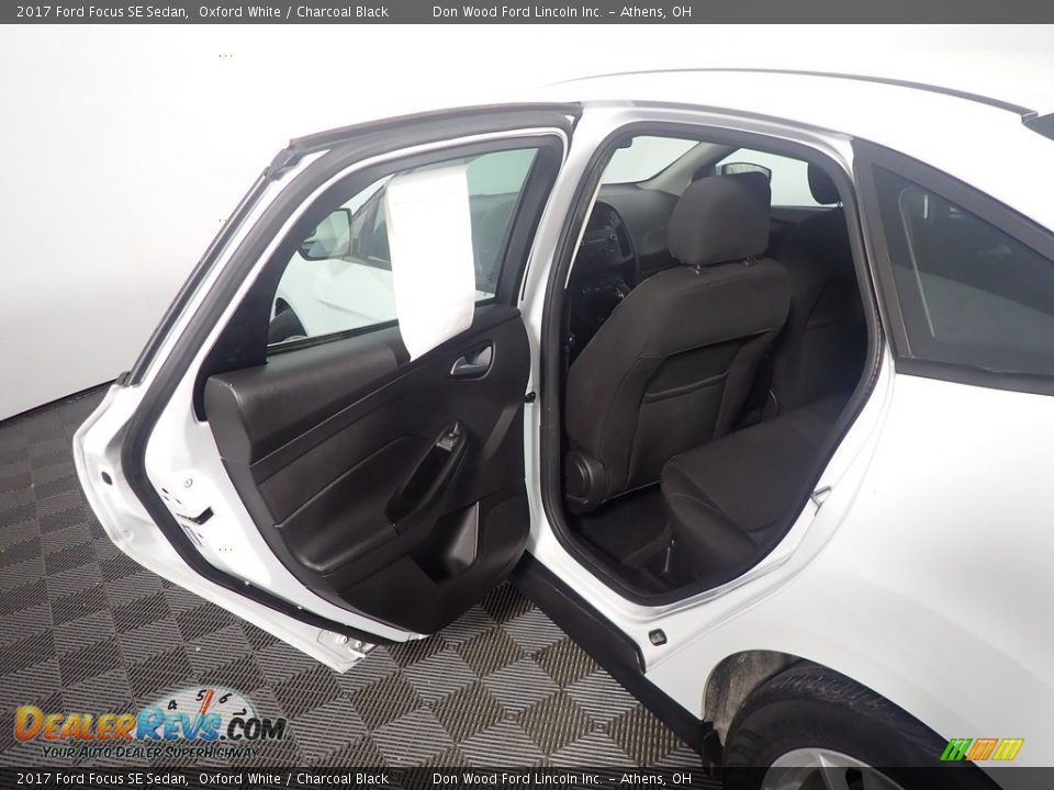 2017 Ford Focus SE Sedan Oxford White / Charcoal Black Photo #34