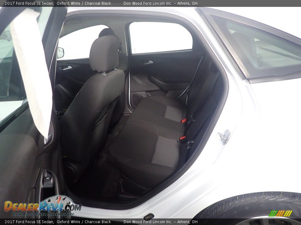 2017 Ford Focus SE Sedan Oxford White / Charcoal Black Photo #35