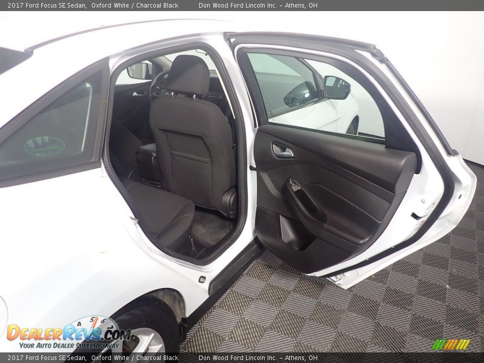 2017 Ford Focus SE Sedan Oxford White / Charcoal Black Photo #36