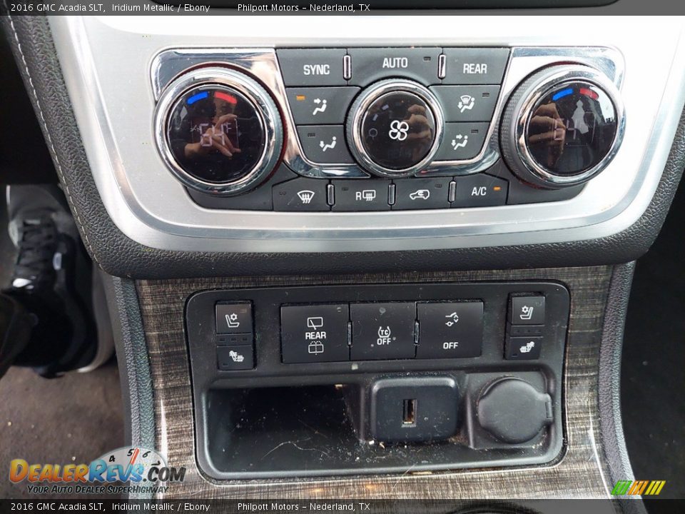 Controls of 2016 GMC Acadia SLT Photo #23