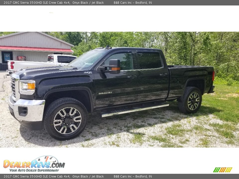 Front 3/4 View of 2017 GMC Sierra 3500HD SLE Crew Cab 4x4 Photo #4