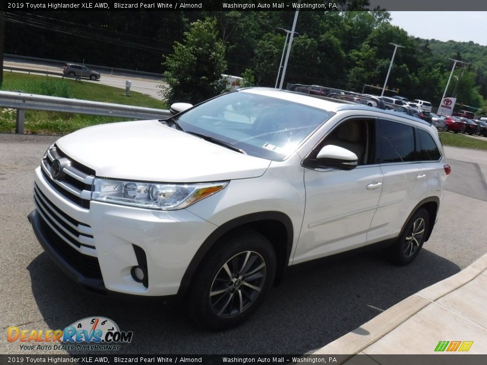 2019 Toyota Highlander XLE AWD Blizzard Pearl White / Almond Photo #10