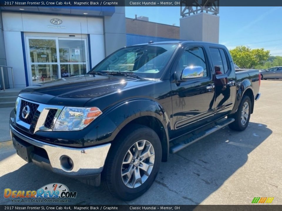 Front 3/4 View of 2017 Nissan Frontier SL Crew Cab 4x4 Photo #1