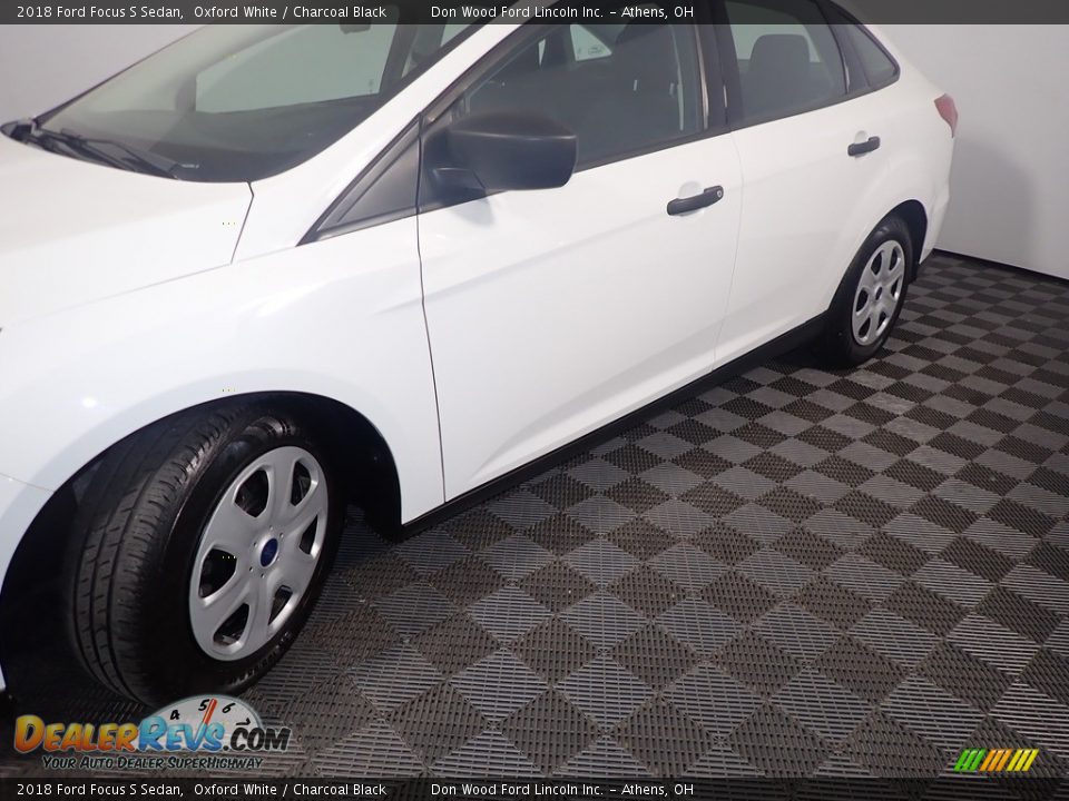 2018 Ford Focus S Sedan Oxford White / Charcoal Black Photo #10