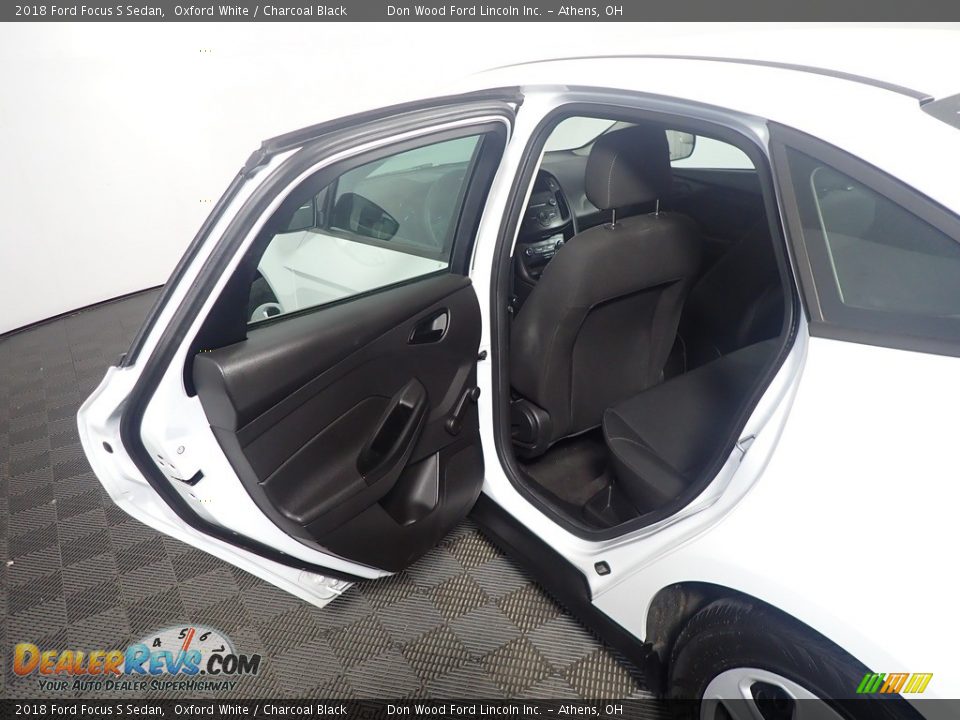 2018 Ford Focus S Sedan Oxford White / Charcoal Black Photo #33
