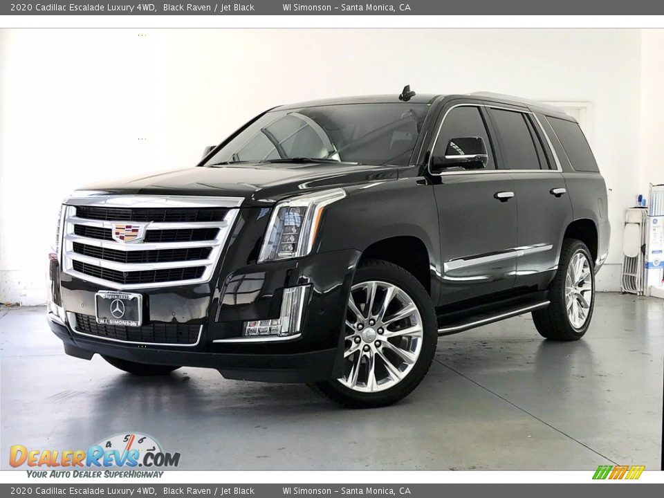 Front 3/4 View of 2020 Cadillac Escalade Luxury 4WD Photo #12