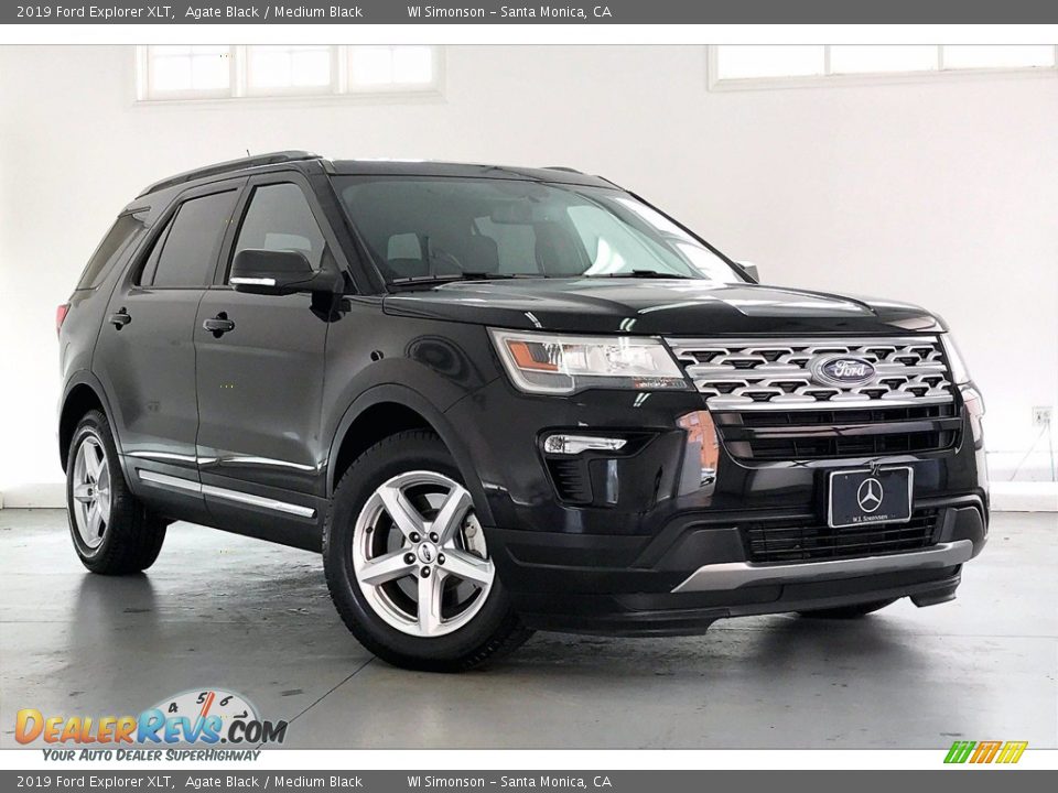 Front 3/4 View of 2019 Ford Explorer XLT Photo #34
