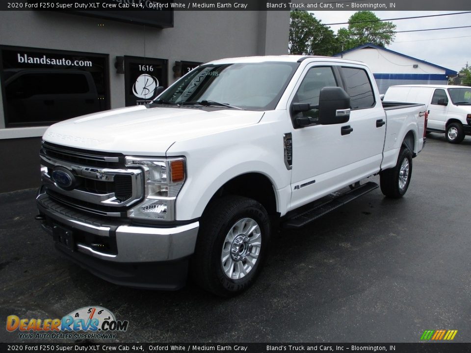 2020 Ford F250 Super Duty XLT Crew Cab 4x4 Oxford White / Medium Earth Gray Photo #2