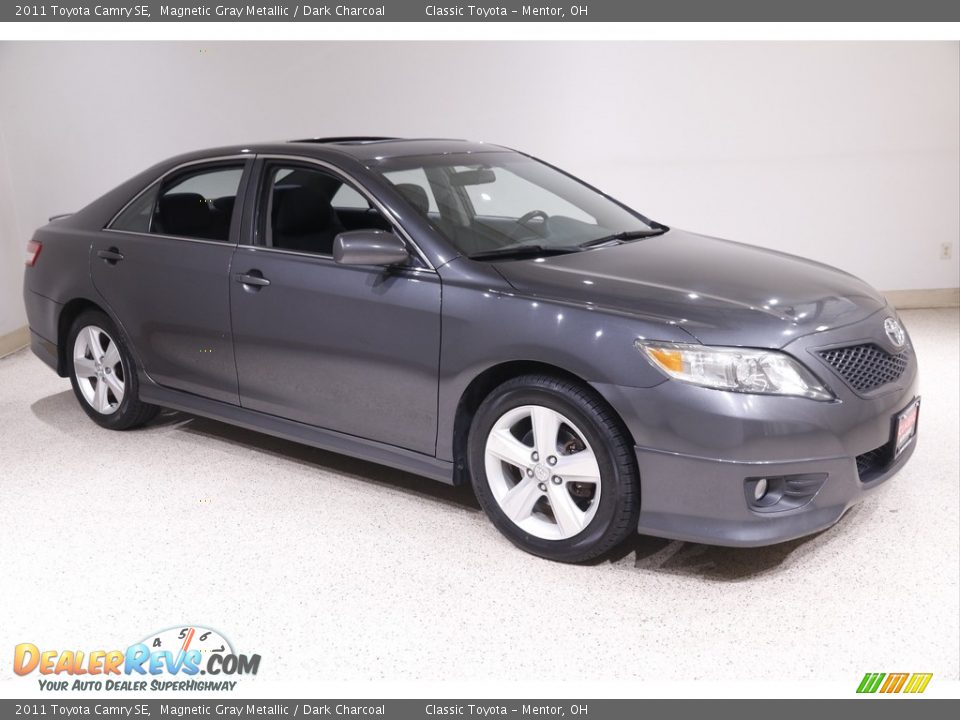2011 Toyota Camry SE Magnetic Gray Metallic / Dark Charcoal Photo #1