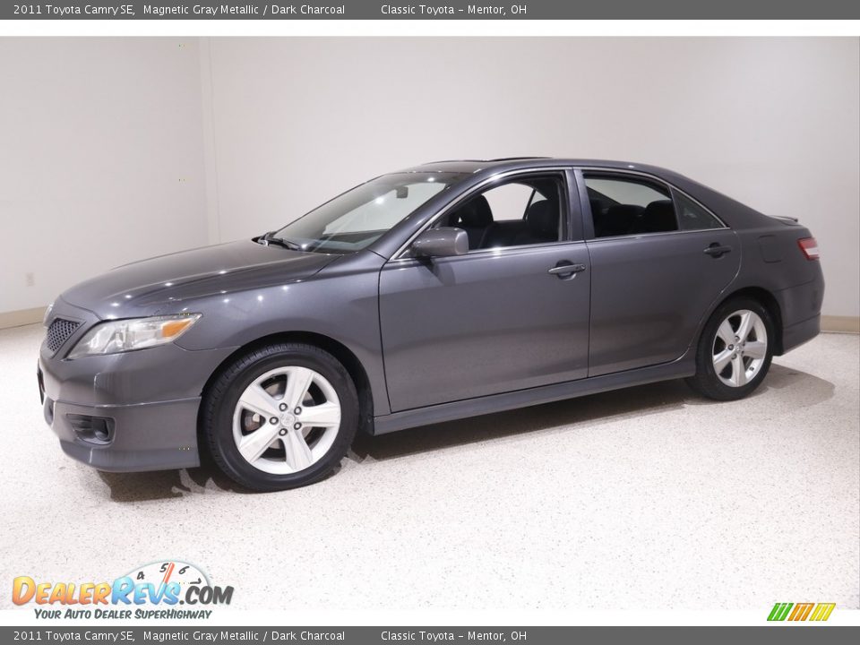 2011 Toyota Camry SE Magnetic Gray Metallic / Dark Charcoal Photo #3