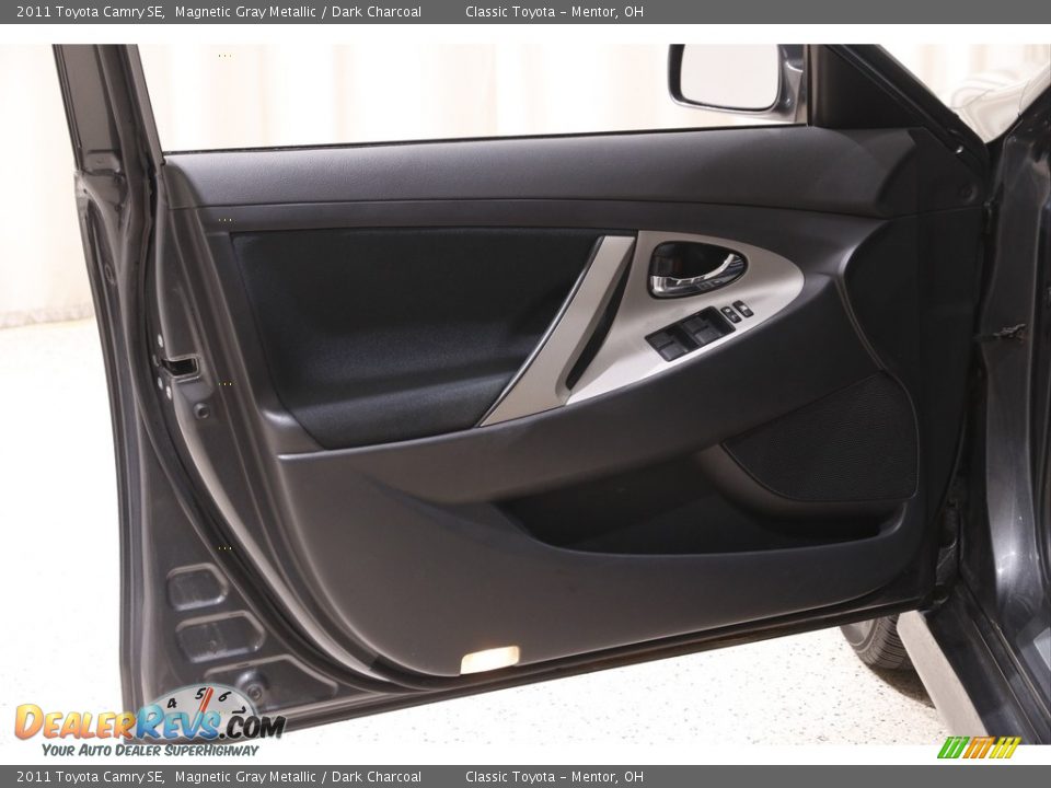 2011 Toyota Camry SE Magnetic Gray Metallic / Dark Charcoal Photo #4