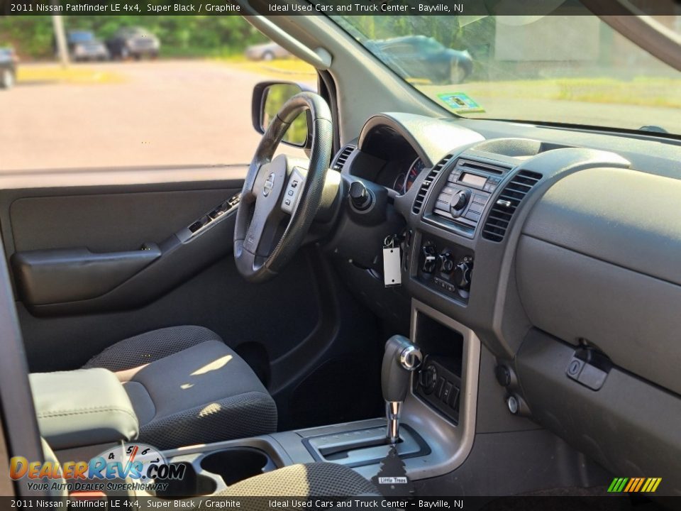 2011 Nissan Pathfinder LE 4x4 Super Black / Graphite Photo #10