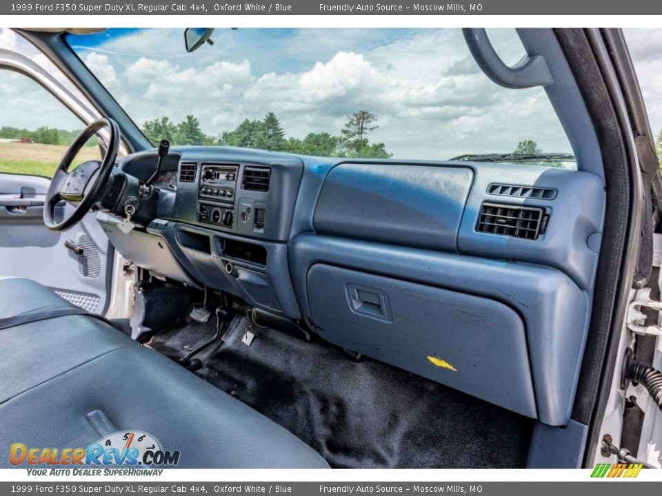 Dashboard of 1999 Ford F350 Super Duty XL Regular Cab 4x4 Photo #26