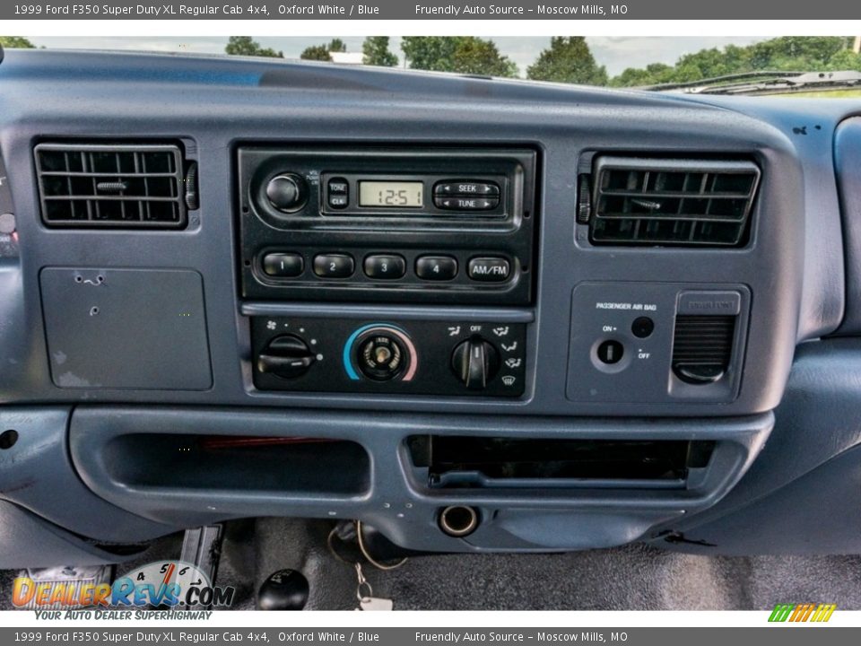 Controls of 1999 Ford F350 Super Duty XL Regular Cab 4x4 Photo #30