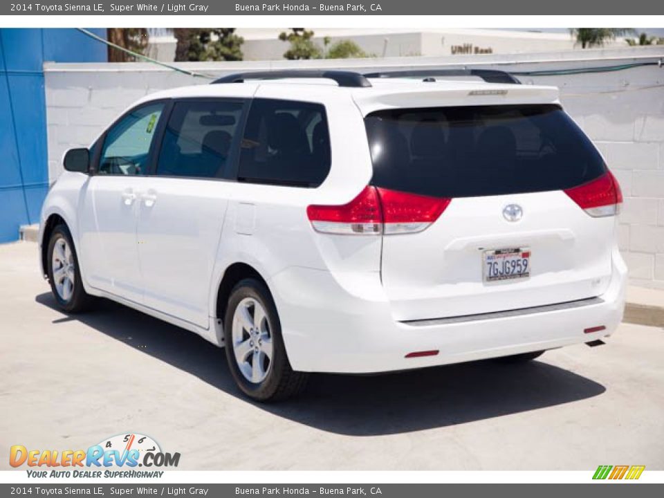 2014 Toyota Sienna LE Super White / Light Gray Photo #2