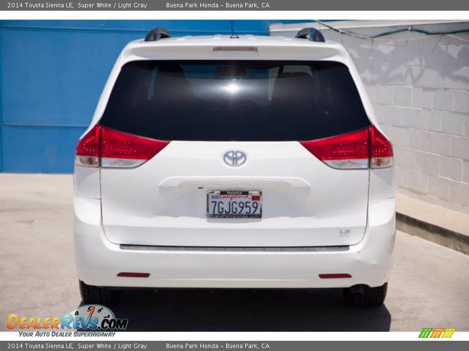 2014 Toyota Sienna LE Super White / Light Gray Photo #11