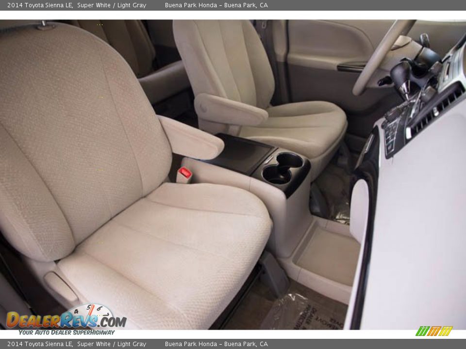 2014 Toyota Sienna LE Super White / Light Gray Photo #28