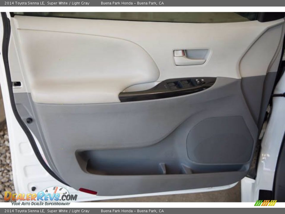 2014 Toyota Sienna LE Super White / Light Gray Photo #32