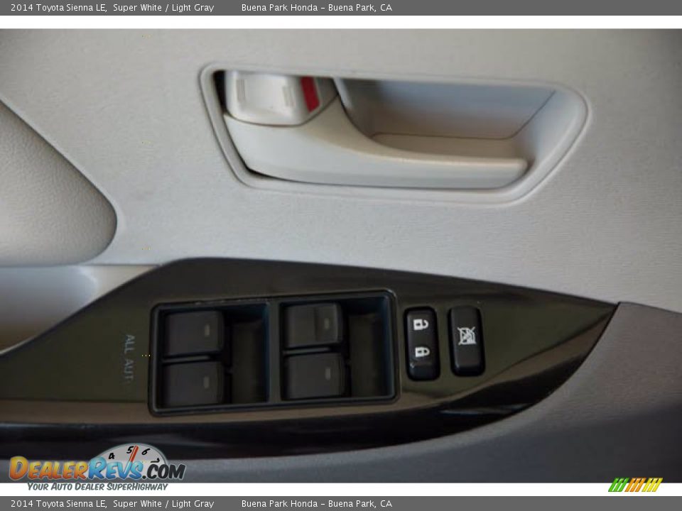 2014 Toyota Sienna LE Super White / Light Gray Photo #33