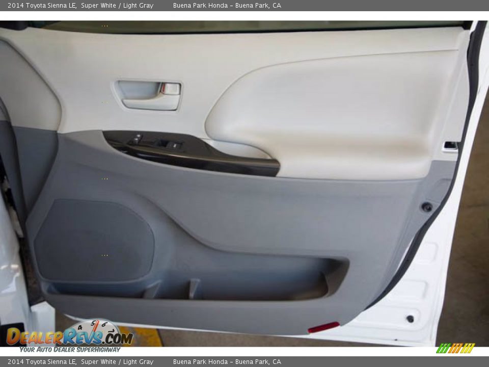 2014 Toyota Sienna LE Super White / Light Gray Photo #34