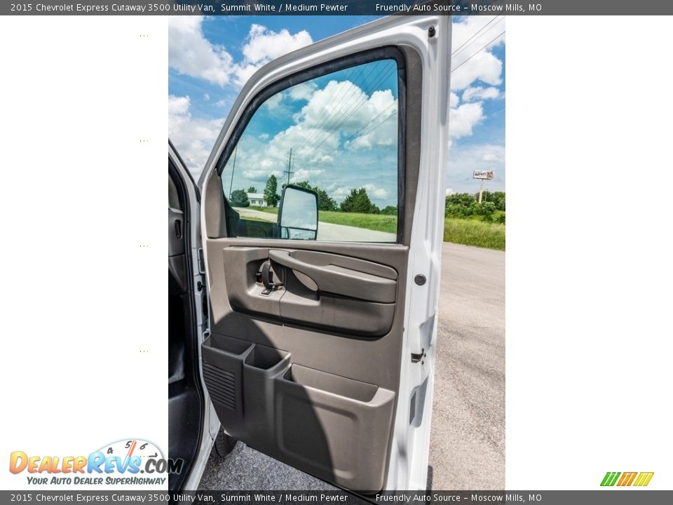 2015 Chevrolet Express Cutaway 3500 Utility Van Summit White / Medium Pewter Photo #34