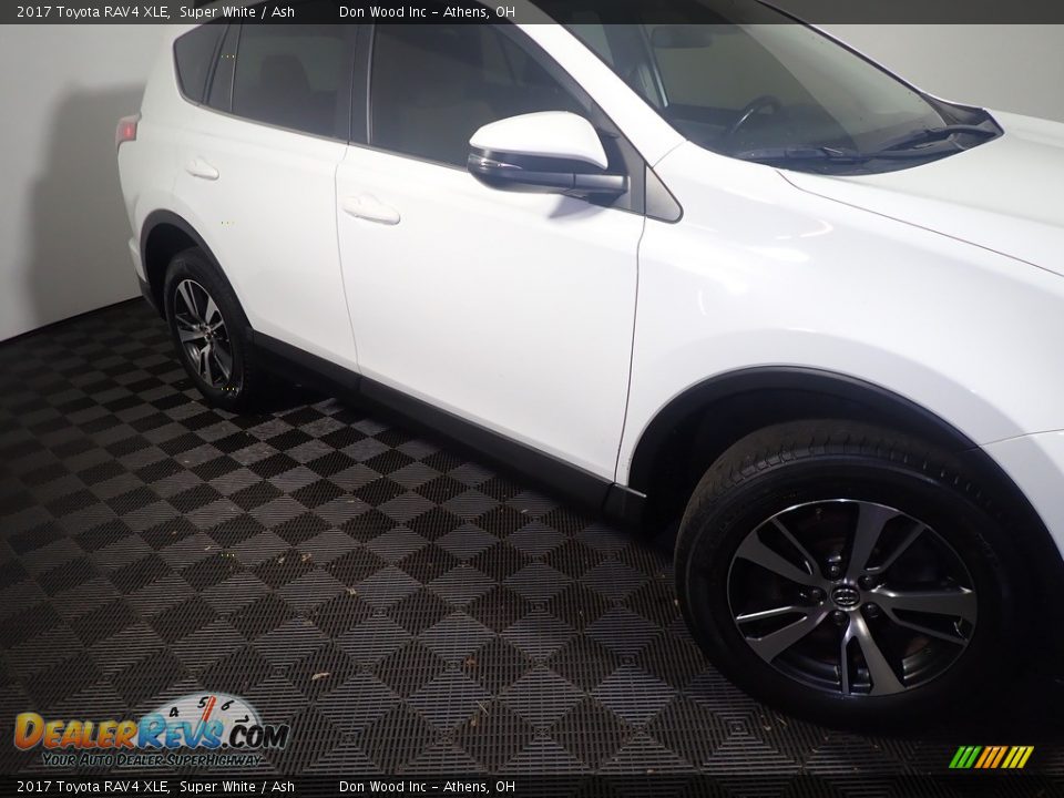2017 Toyota RAV4 XLE Super White / Ash Photo #4