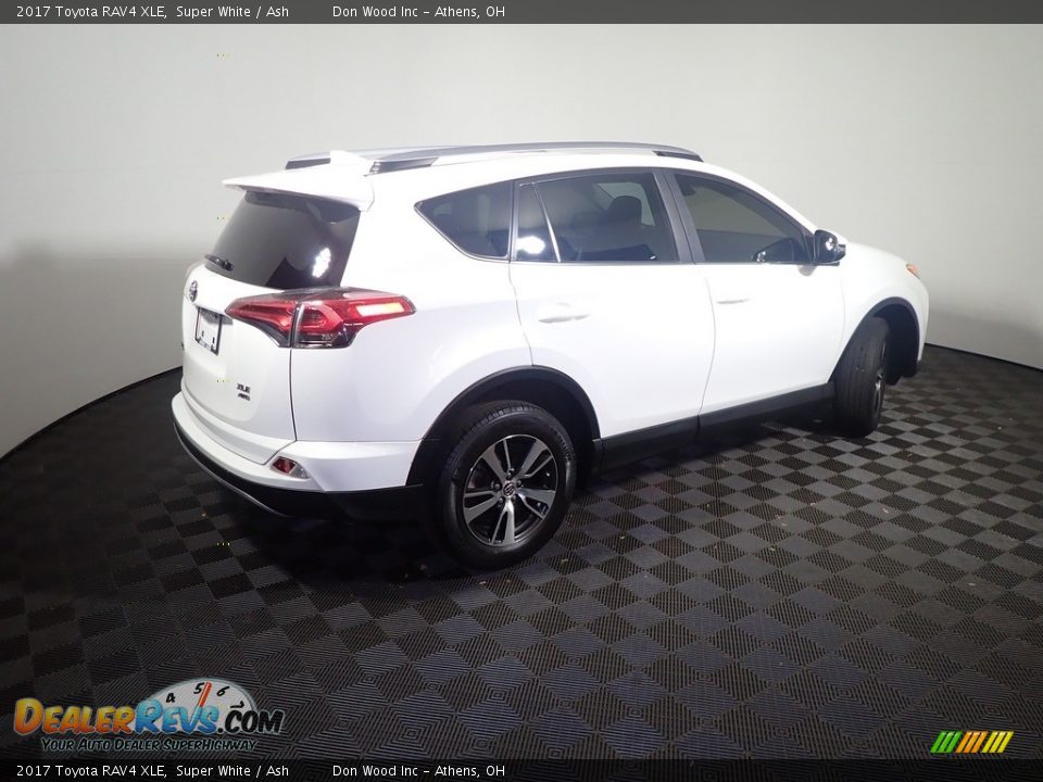 2017 Toyota RAV4 XLE Super White / Ash Photo #18