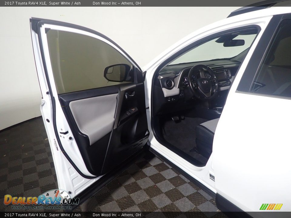 2017 Toyota RAV4 XLE Super White / Ash Photo #21