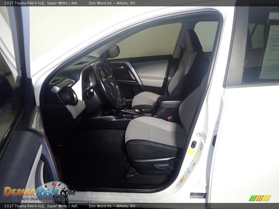 2017 Toyota RAV4 XLE Super White / Ash Photo #23