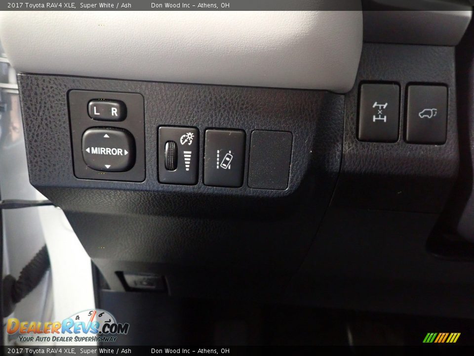 2017 Toyota RAV4 XLE Super White / Ash Photo #32