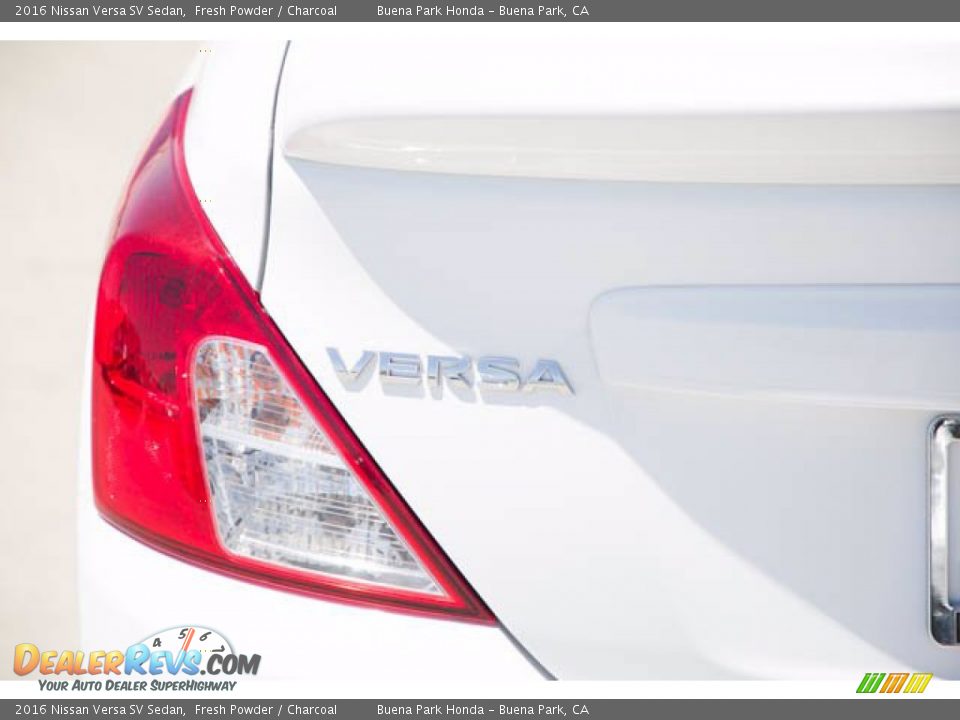 2016 Nissan Versa SV Sedan Fresh Powder / Charcoal Photo #12