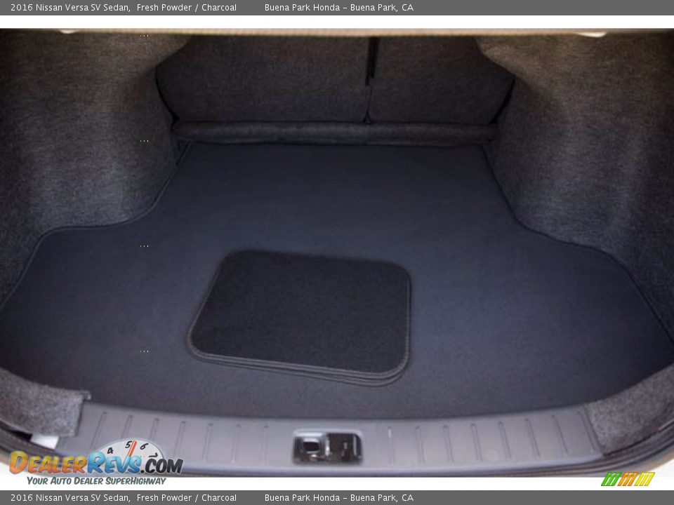 2016 Nissan Versa SV Sedan Fresh Powder / Charcoal Photo #19