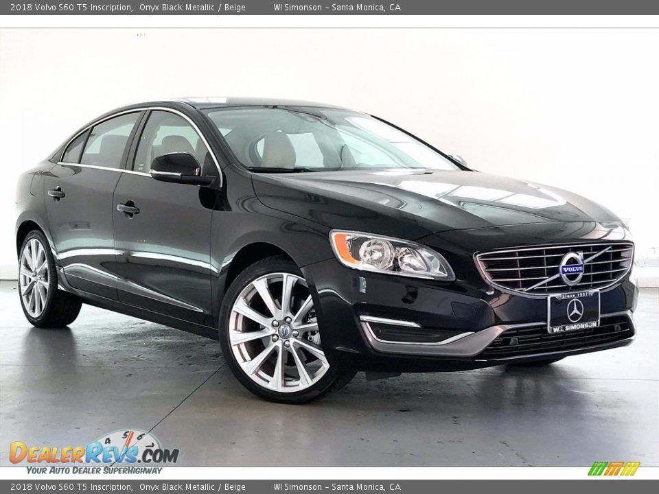 Front 3/4 View of 2018 Volvo S60 T5 Inscription Photo #34