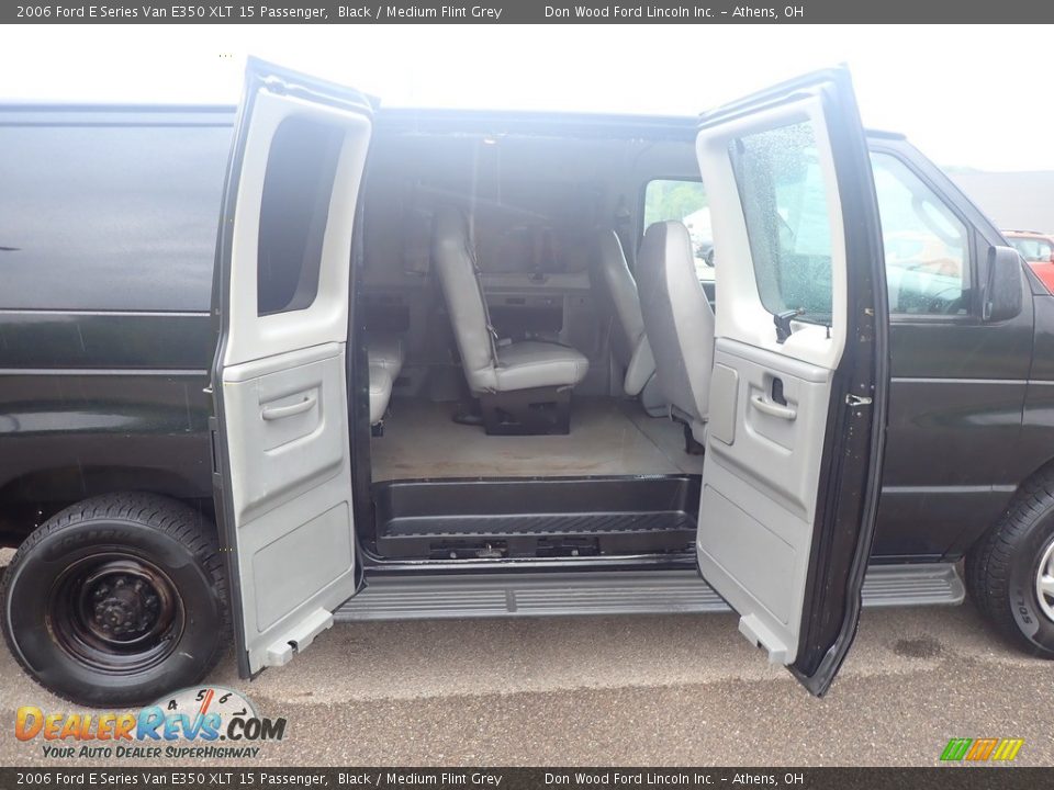 2006 Ford E Series Van E350 XLT 15 Passenger Black / Medium Flint Grey Photo #26