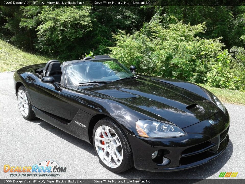 Front 3/4 View of 2006 Dodge Viper SRT-10 Photo #4