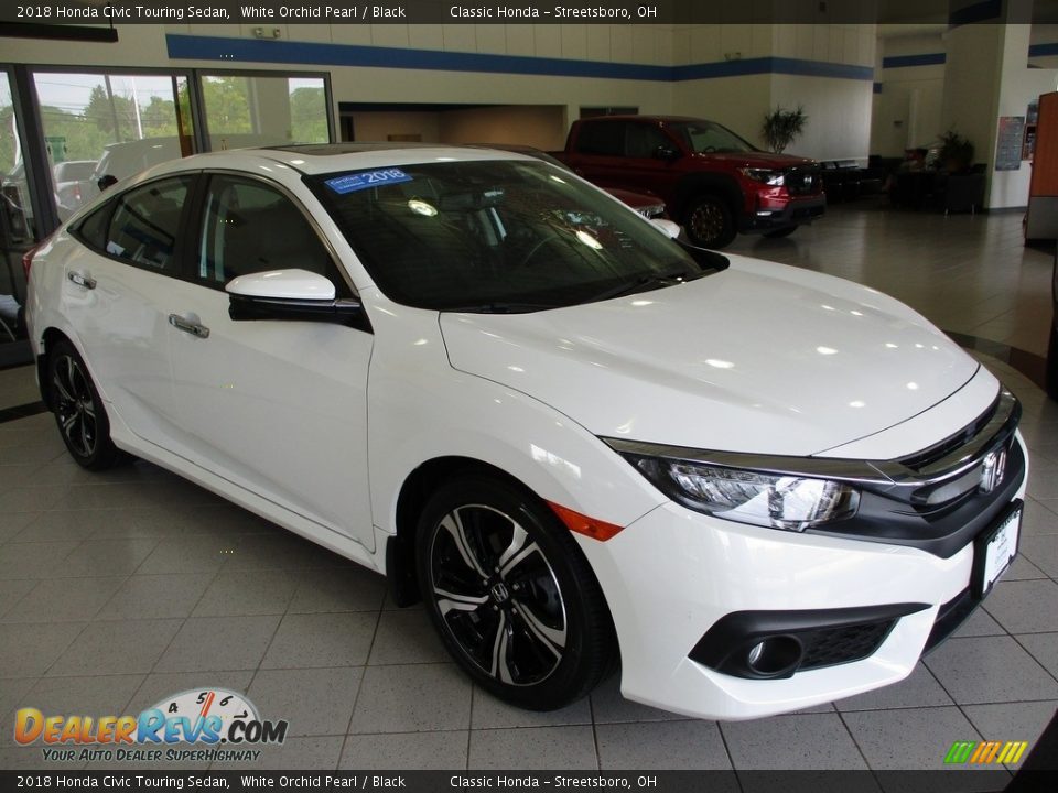 Front 3/4 View of 2018 Honda Civic Touring Sedan Photo #3