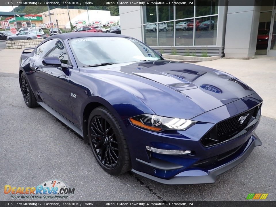 Front 3/4 View of 2019 Ford Mustang GT Fastback Photo #8