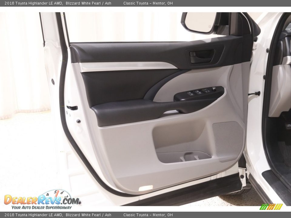 2018 Toyota Highlander LE AWD Blizzard White Pearl / Ash Photo #4