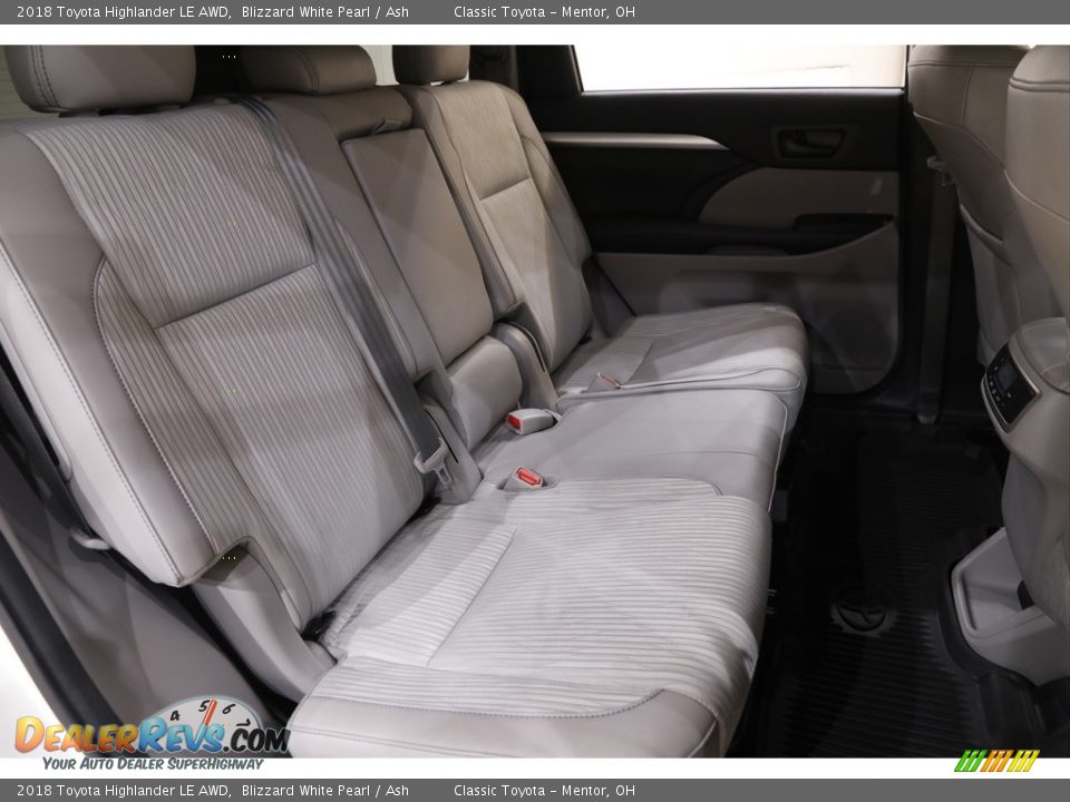 2018 Toyota Highlander LE AWD Blizzard White Pearl / Ash Photo #15