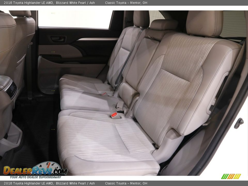 2018 Toyota Highlander LE AWD Blizzard White Pearl / Ash Photo #16
