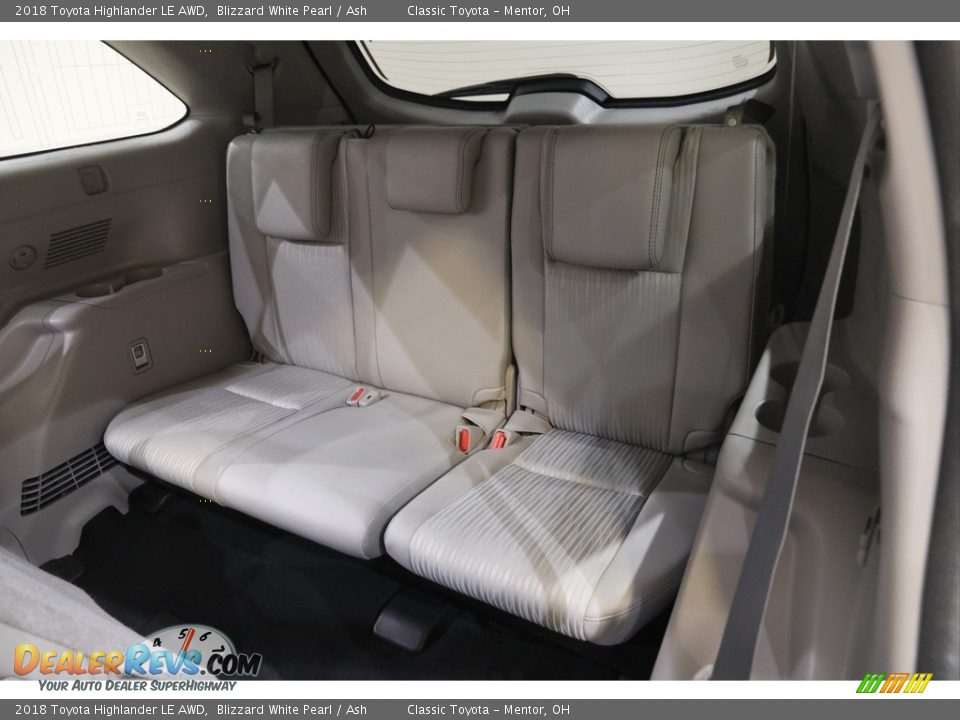 2018 Toyota Highlander LE AWD Blizzard White Pearl / Ash Photo #17