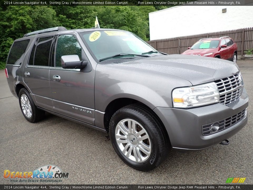 Front 3/4 View of 2014 Lincoln Navigator 4x4 Photo #8